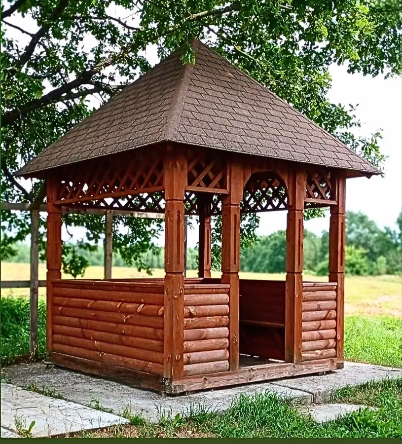 Резная деревянная беседка