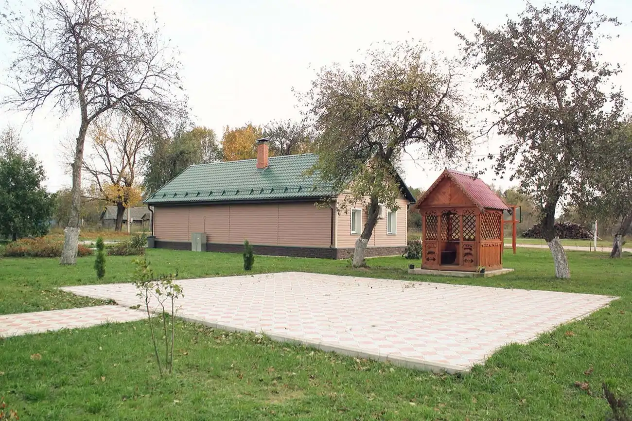 Дом и площадка усадьбы