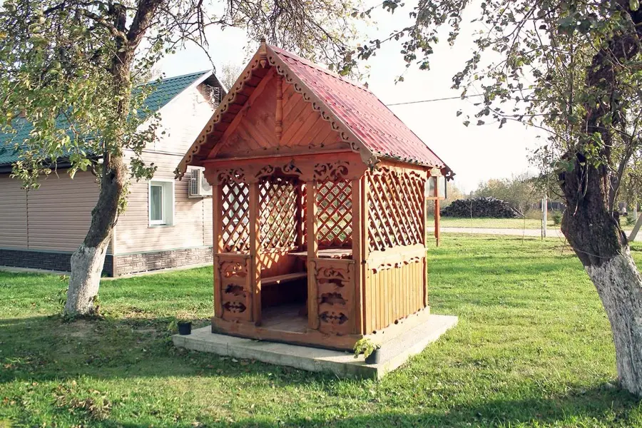 Резная беседка с красной крышей