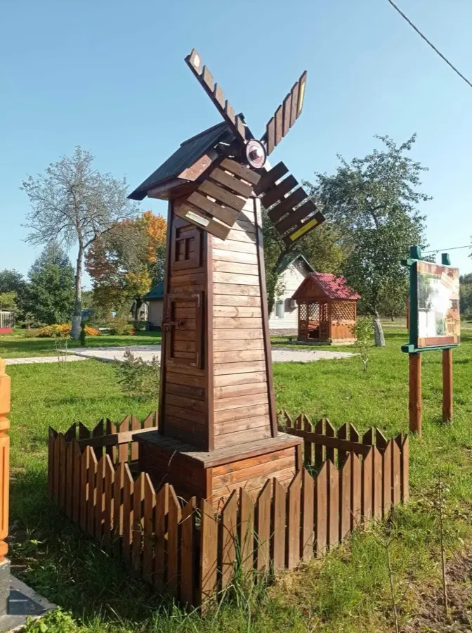 Декоративная мельница в парке усадьбы